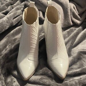 Marc Fisher white croc-embossed leather point-toe ankle bootie. Size 7M